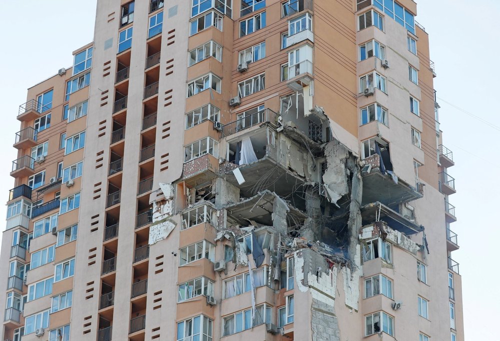 Panelový dům v Kyjevě se stal terčem ostřelování.