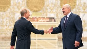 Minský summit: Vřelý pozdrav ruského prezidenta Putina a běloruského diktátora Lukašenka