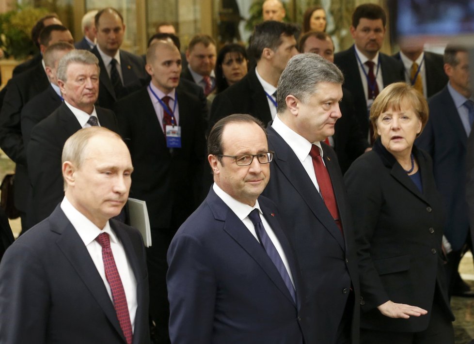 Minský summit: Maraton jednání trval 16 hodin. Přinesl domluvu o příměří, které však klid zbraní nepřineslo
