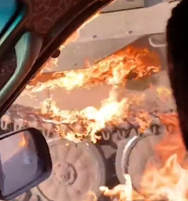 Je libo jeden koktejl na cestu? Odvážní Ukrajinci hází molotovy na tanky z jedoucích aut