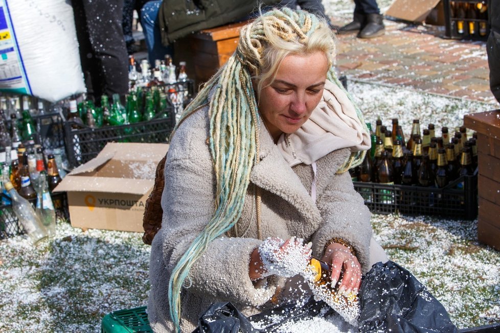 Ukrajinci připravují zápalné lahve - k výrobě posloužily i flašky českého pivovaru Velkopopovický Kozel