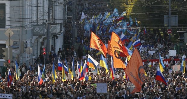Putine, zmiz z Ukrajiny: 20 tisíc Rusů demonstrovalo v centru Moskvy