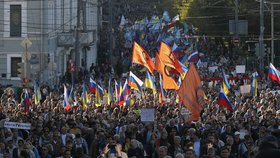 Pod ruskými a ukrajinskými vlajkami šlo centrem města až dvacet tisíc lidí.