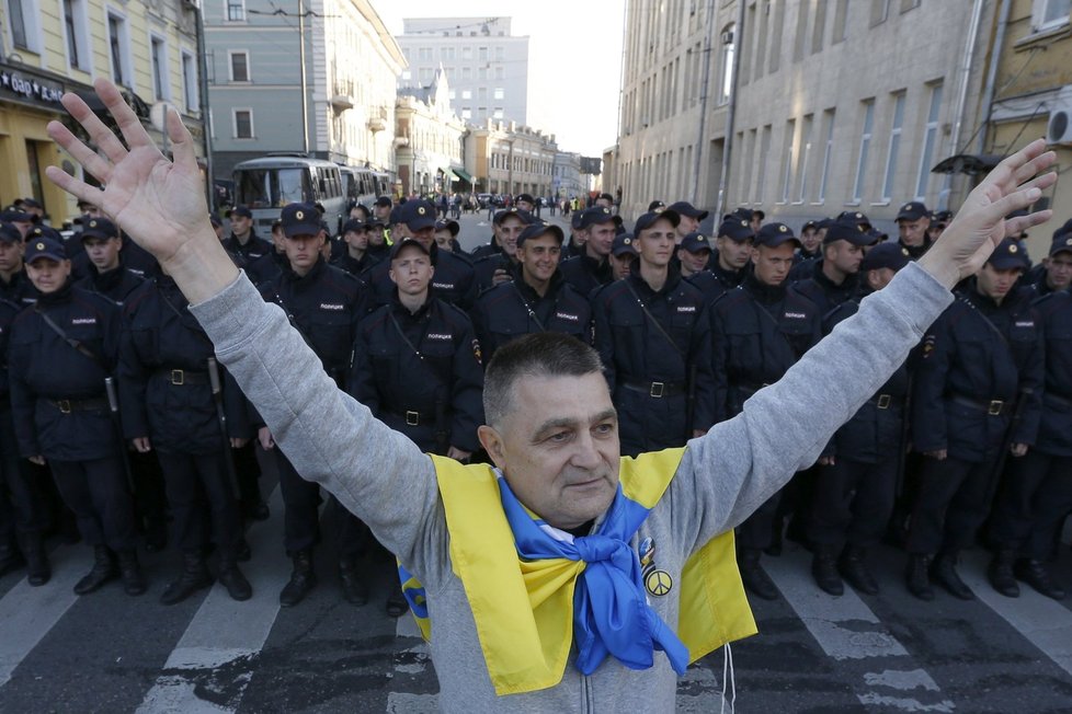 Lidé v Moskvě protestovali proti zapojení Ruska v konfliktu na Ukrajině