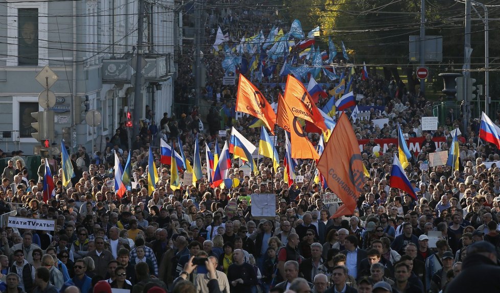 Pod ruskými a ukrajinskými vlajkami šlo centrem města až dvacet tisíc lidí.