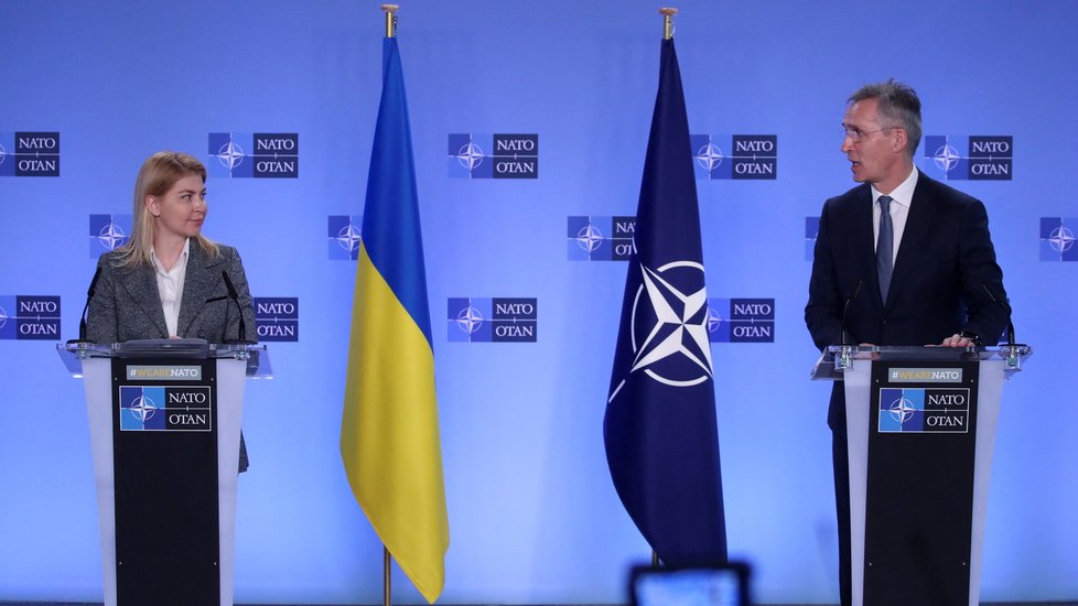 O situaci na rusko-ukrajinské hranici jednali generální tajemník NATO Jens Stoltenberg a ukrajinská vicepremiérka Olga Stefanišynová, (10.01.2022).