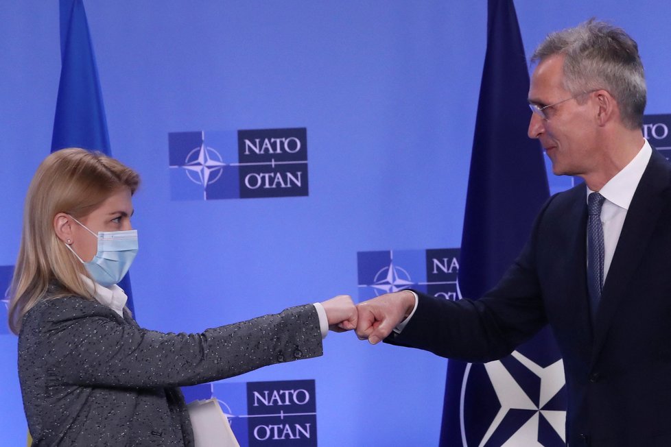 O situaci na rusko-ukrajinské hranici jednali generální tajemník NATO Jens Stoltenberg a ukrajinská vicepremiérka Olga Stefanišynová (10. 1. 2022).