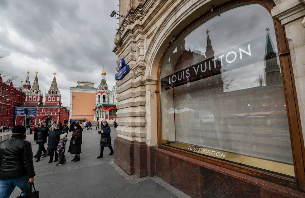 Obchody světoznámých značek v Rusku zejí prázdnotou.
