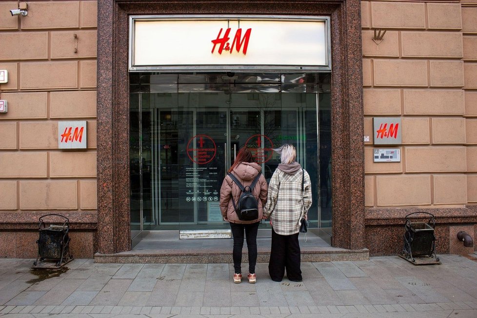 Obchody světoznámých značek v Rusku zejí prázdnotou.