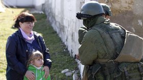 Ukrajinská matka s dcerou s údajně ruským vojákem, který však na Krym došel stejně jako jeho armádní kolegové bez označení