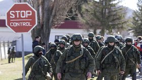 "Anonymní" ruská armáda obsadila Krym. Vojákům na uniformách chybí ruské vlaječky