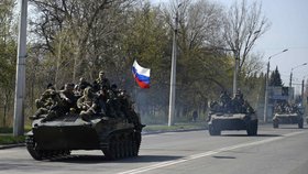 Do Slavjansku přijely obrněné transportéry s ruskými vlajkami.