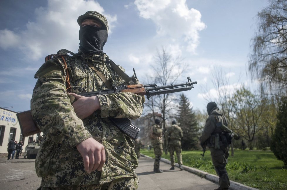 Voják, hlídkující ve východoukrajinském Slavjansku.