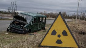 Válka na Ukrajině: Pozůstatky po ruské armádě v Černobylu - zákopy kopali vojáci přímo v radioaktivní půdě (16.4.2022)