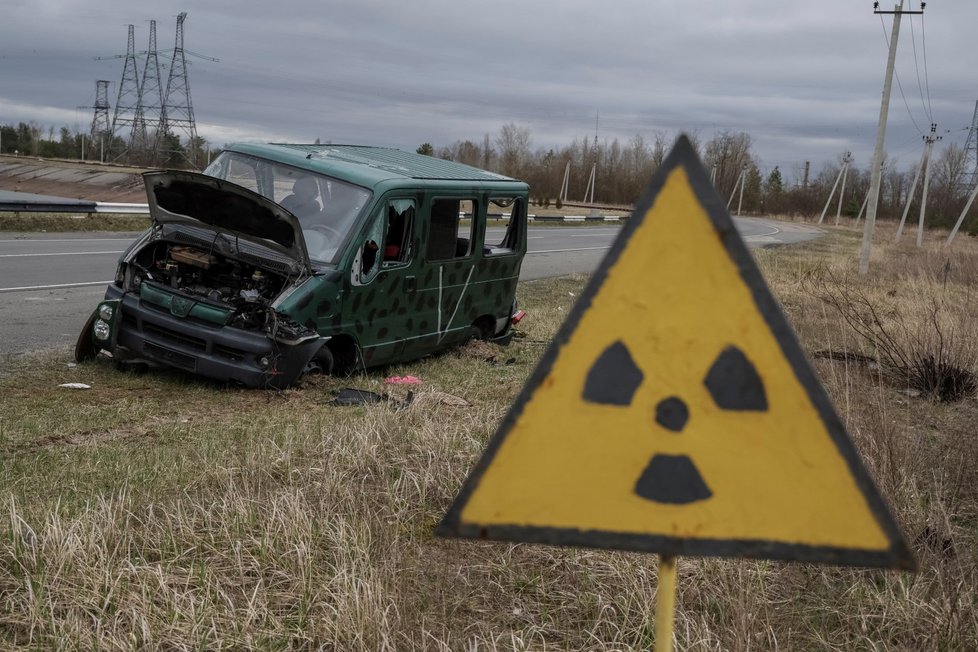 Válka na Ukrajině: Pozůstatky po ruské armádě v Černobylu, zákopy kopali vojáci přímo v radioaktivní půdě (16.4.2022).