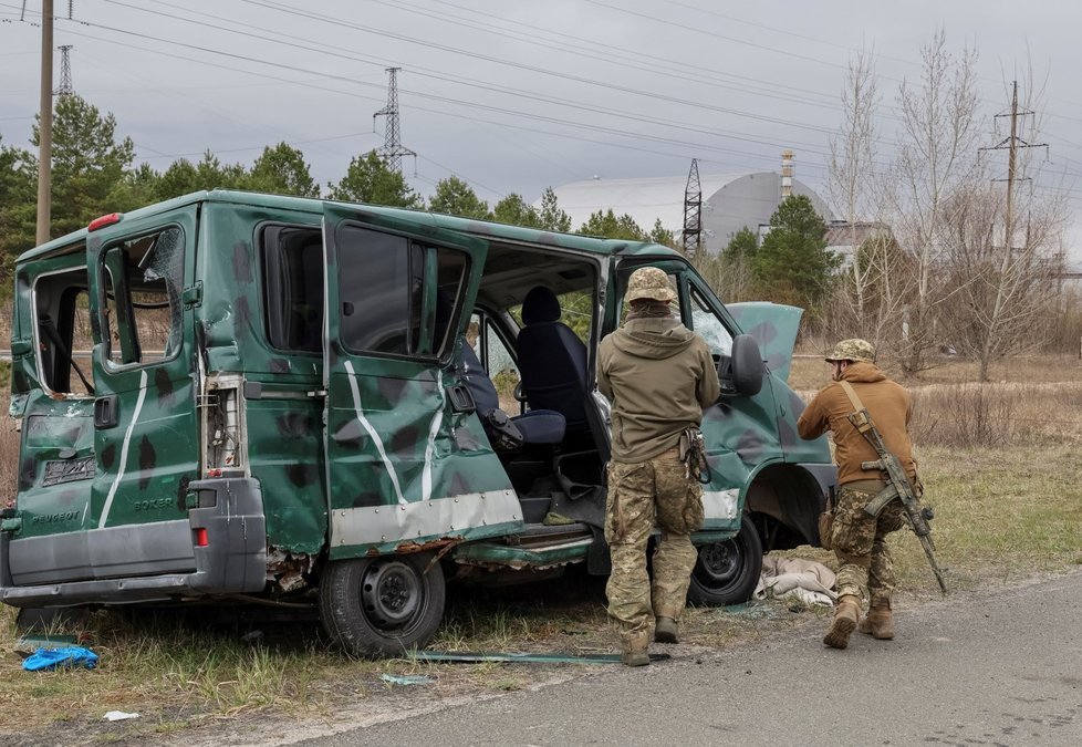 Válka na Ukrajině: Pozůstatky po ruské armádě v Černobylu, zákopy kopali vojáci přímo v radioaktivní půdě (16.4.2022).