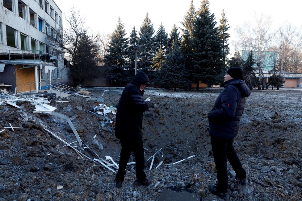 Kramatorsk: Následky dopadu ruské rakety. Po mrtvých ukrajinských vojácích ani stopy.