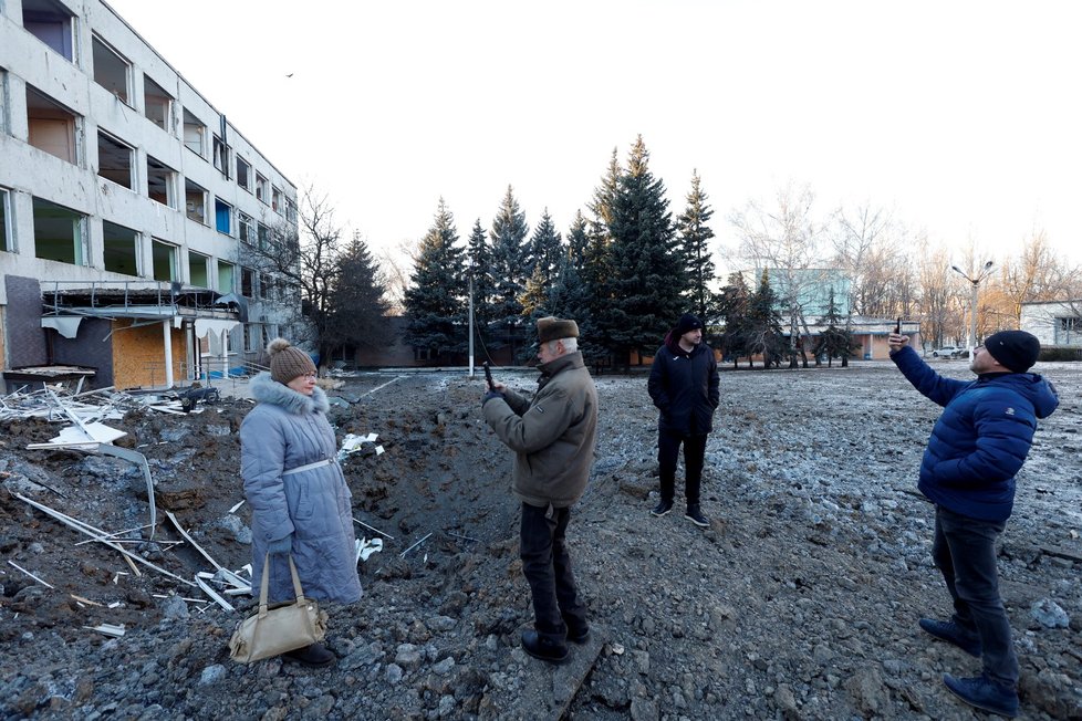 Kramatorsk: Následky dopadu ruské rakety. Po mrtvých ukrajinských vojácích ani stopy (8. 1. 2023).