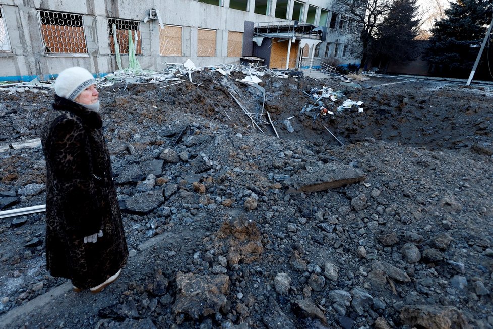 Kramatorsk: Následky dopadu ruské rakety. Po mrtvých ukrajinských vojácích ani stopy (8. 1. 2023).