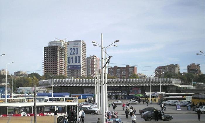 Z nádraží ruského Rostova na Donu odjíždějí linkové autobusy do ukrajinského Doněcku. Ruští i zahraniční dobrovolníci je běžně používají.