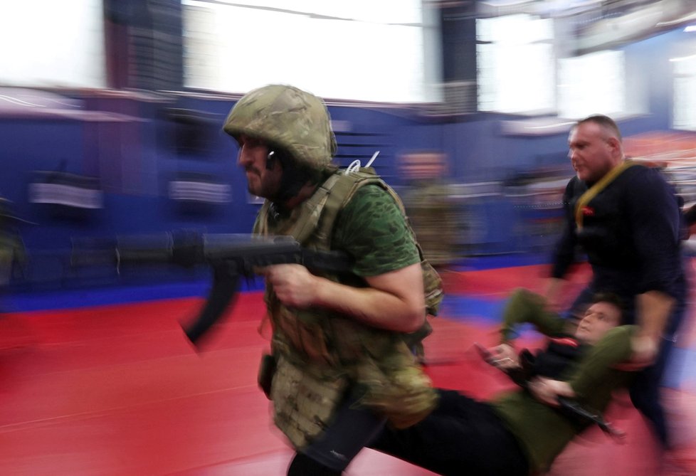 Vojenský trénink Rusů a Rusek