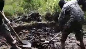 Čtveřice mužů pohřbila zajatce zaživa. Údajně šlo o ukrajinské vojáky, kteří takto brutálně zavraždili proruského separatistu.