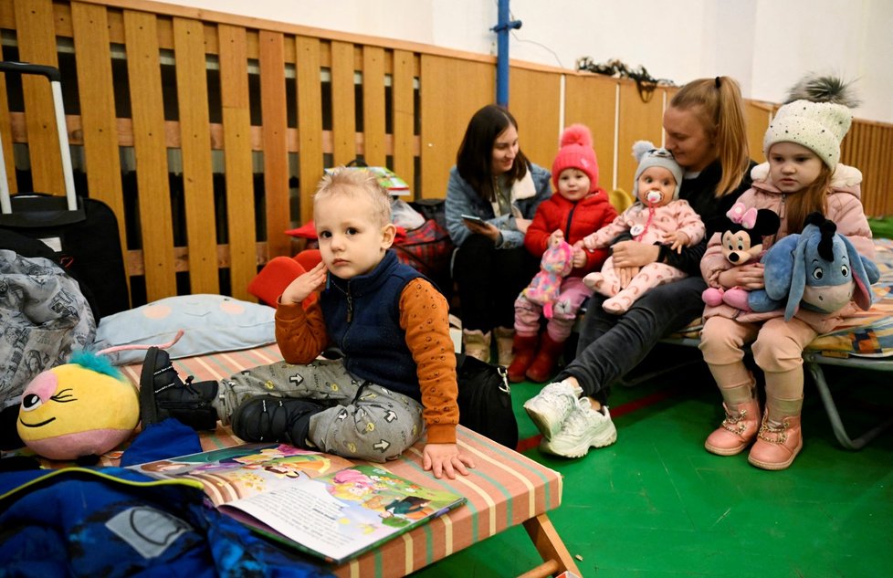 Lidé, kteří prchli z Ukrajiny před válkou, ve slovenské vesnici Ubľa.