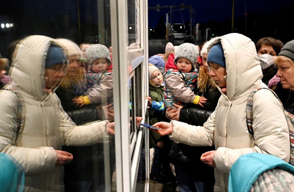 Lidé, kteří prchli z Ukrajiny před válkou, ve slovenské obci Vyšné Nemecké