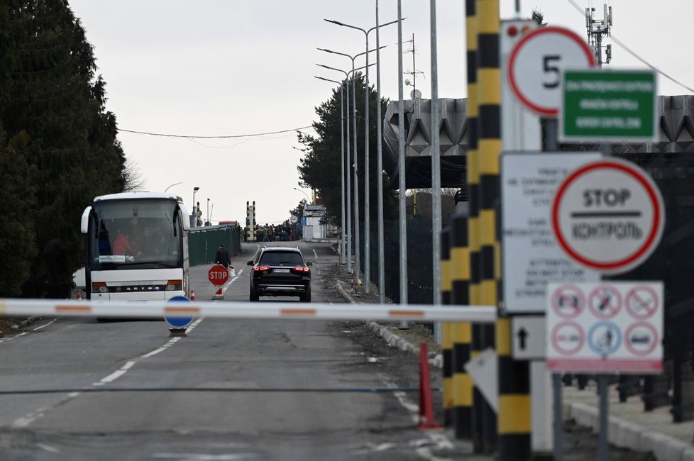 Lidé, kteří prchli z Ukrajiny před válkou, ve slovenské obci Vyšné Nemecké