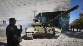 Opravený tank proruských rebelů vyjíždí z továrny.