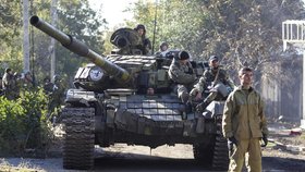 Na Ukrajinu vjela kolona ruských tanků. Snímek zachycuje proruské rebely v Doněcku.