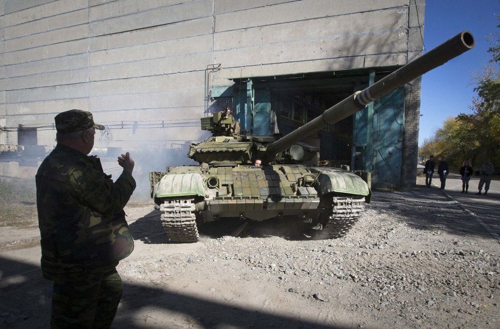 Opravený tank proruských rebelů vyjíždí z továrny.