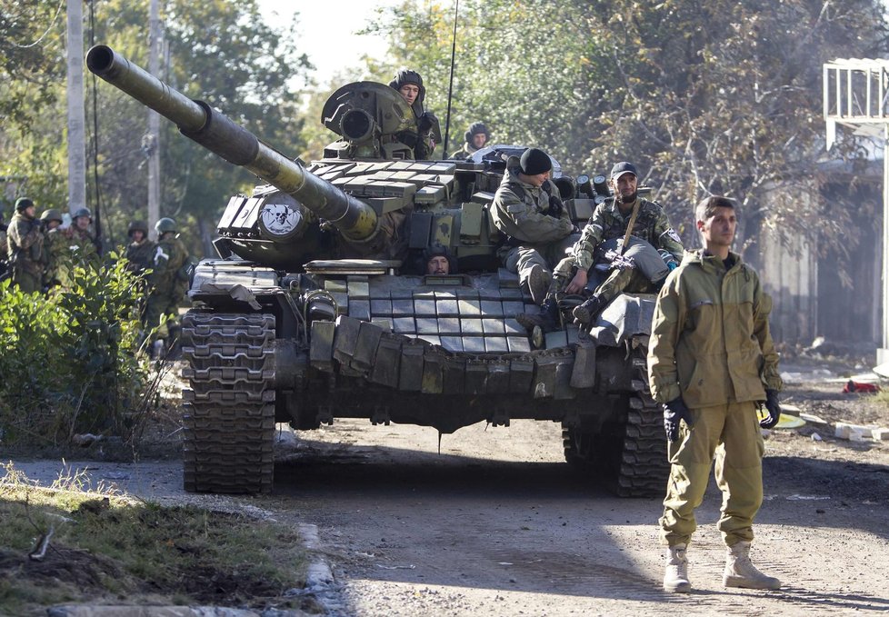 Na Ukrajinu vjela kolona ruských tanků. Snímek zachycuje proruské rebely v Doněcku.