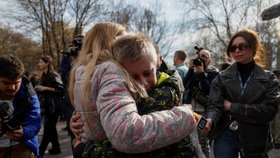 Iryna ítá v Kyjevě svého 13letého syna Bohdana, když ho vrátilo Rusko (8. 4. 2023).
