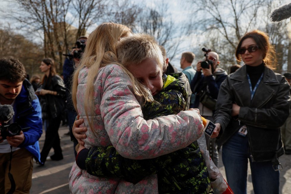 Iryna vítá v Kyjevě svého 13letého syna Bohdana, když ho vrátilo Rusko (8. 4. 2023).