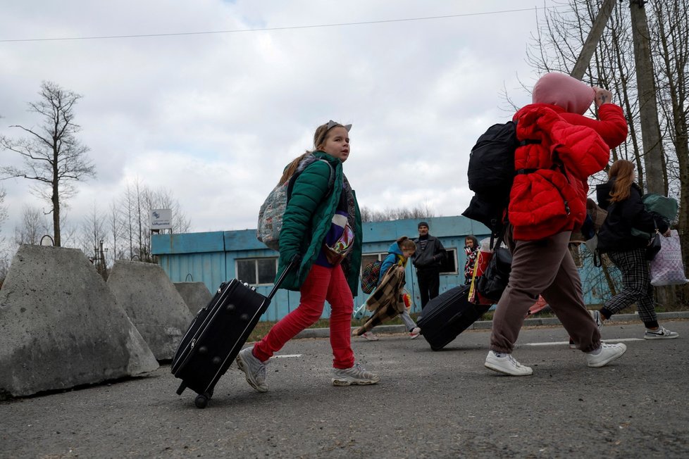 Kira (10) a další děti překračují bělorusko-ukrajinskou hranici.