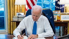 Prezident USA Biden podepsal exekutivní příkaz v souvislosti se separatistickými republikami na východě Ukrajiny (21.2.2022)