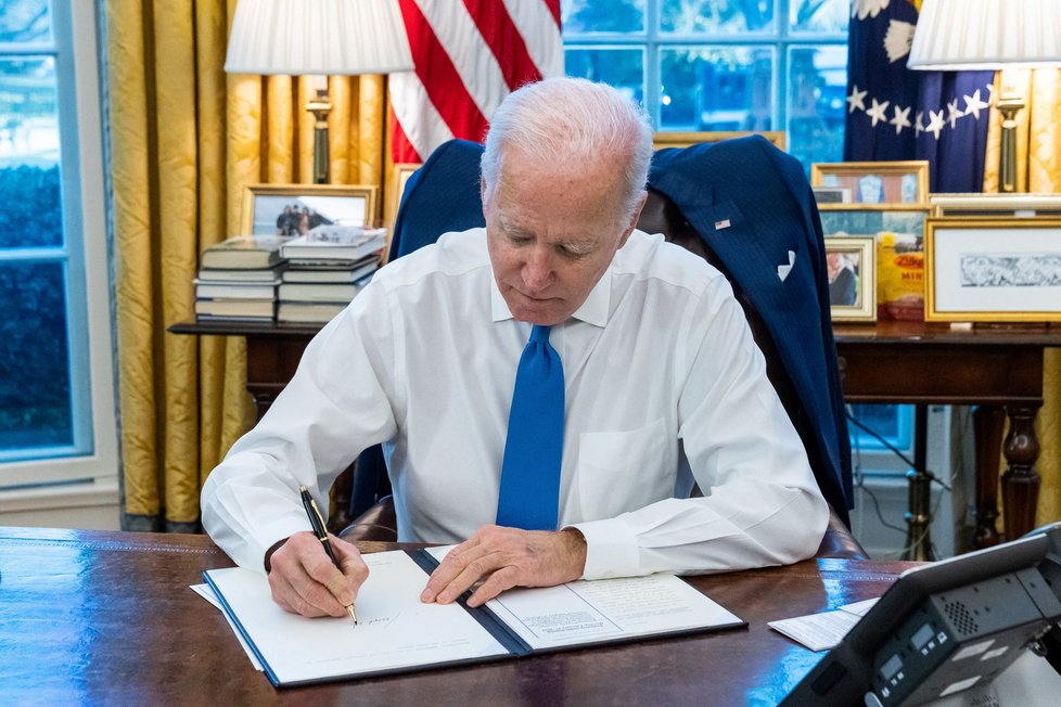 Prezident USA Biden podepsal exekutivní příkaz v souvislosti se separatistickými republikami na východě Ukrajiny (21.2.2022)