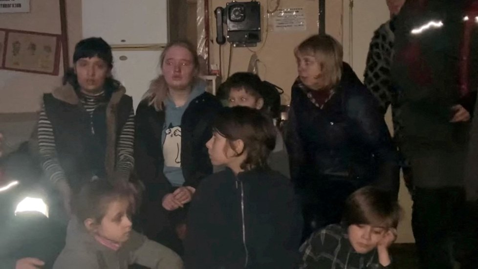 Civilisté v bunkru pod Azovstalem. (2. 5. 2022)