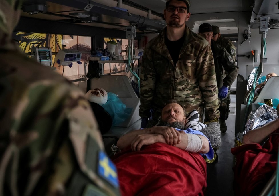 Evakuace ukrajinských vojáků zraněných u Bachmutu (8. 5. 2023)