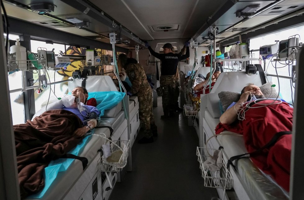 Evakuace ukrajinských vojáků zraněných u Bachmutu (8. 5. 2023)