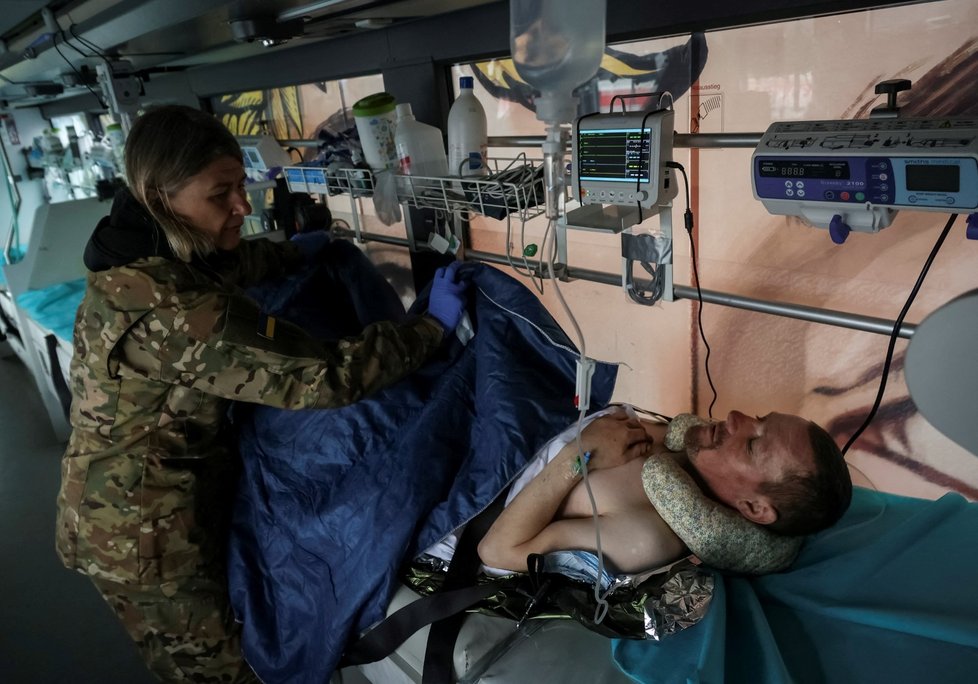 Evakuace ukrajinských vojáků zraněných u Bachmutu. (8. 5. 2023)