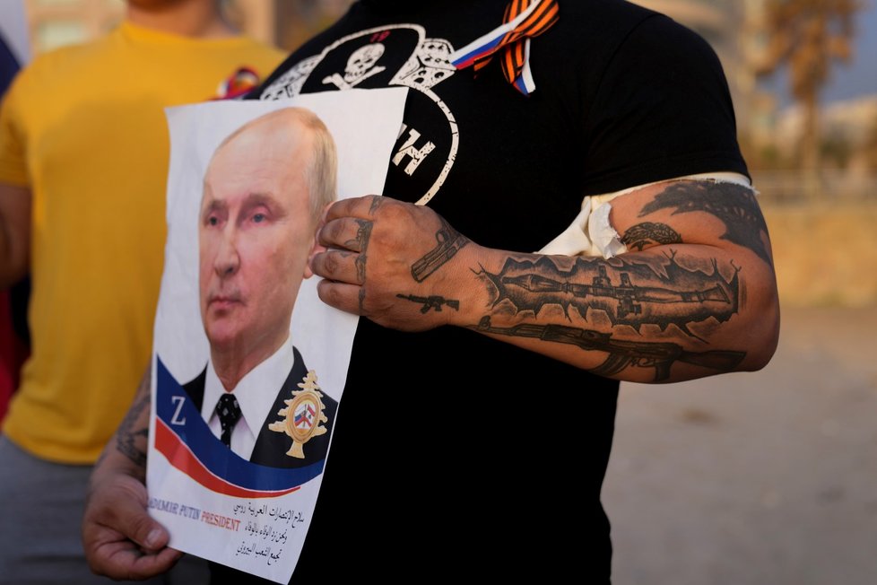 Podporovatelé Ruska uspořádali akci na podporu Putina v libanonském Bejrútu. (9. 4. 2020)