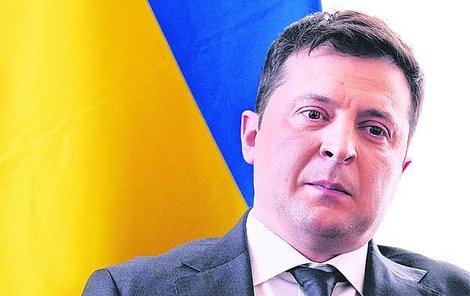 „Potřebuju munici, ne odvoz,“ vzkázal západním mocnostem před časem Zelenskyj, když mu chtěli pomoci odejít z ostřelovaného Kyjeva. 