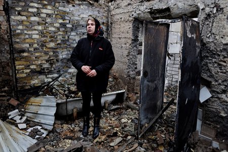 Iryna ve zničeném domě v Buče (6. 5. 2022)