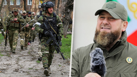 Ramzan Kadyrov (vpravo) a vojáci