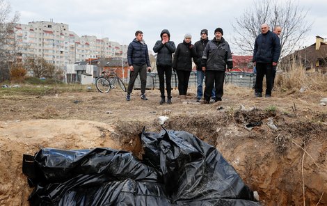 Těla tří mužů objevili v masovém hrobě u Kyjeva.