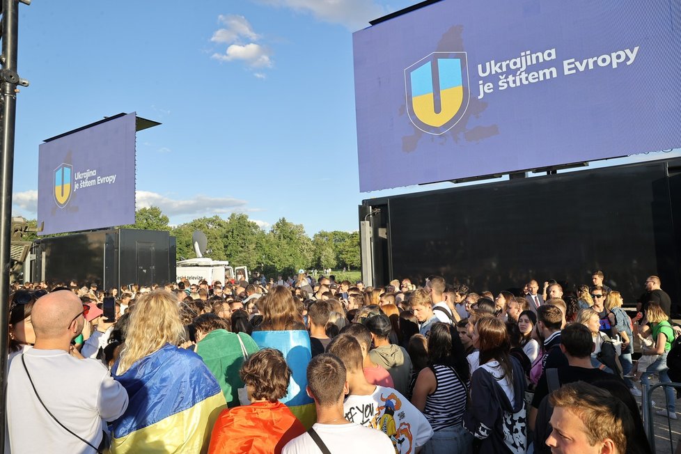 Stovky lidí přišly na zahájení výstavy ruské vojenské techniky z Ukrajiny (11. 7. 2022).