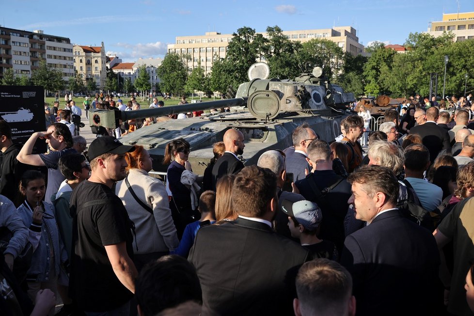 Stovky lidí přišly na zahájení výstavy ruské vojenské techniky z Ukrajiny (11. 7. 2022).