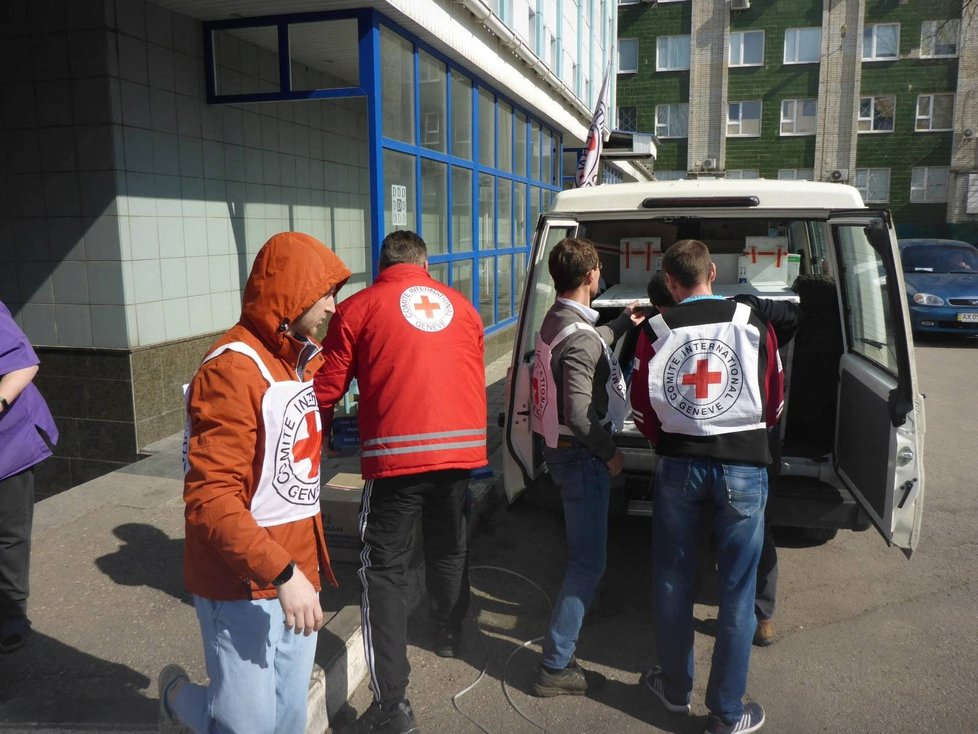 Dobrovolníci Červeného kříže rozvážejí zásoby do Charkova..